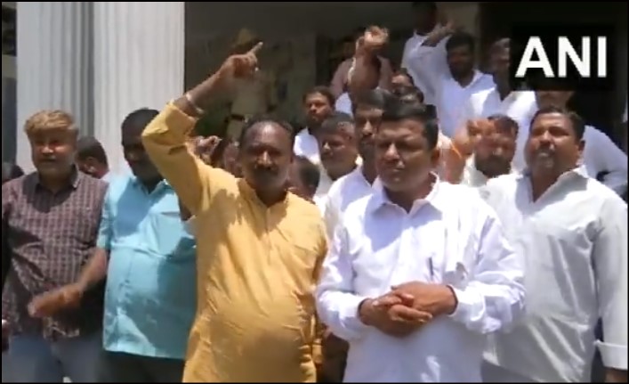 कर्नाटक कांग्रेस विधायक रुद्रप्पा लमानी के समर्थकों ने उनके लिए मंत्री पद की मांग को लेकर प्रदर्शन किया