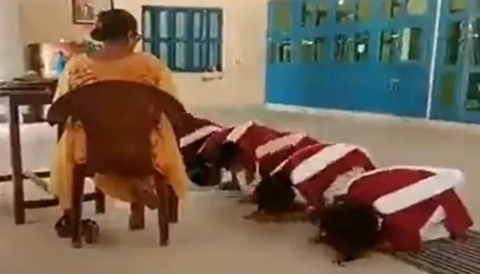 यूपी: टीचर ने कॉलेज की छात्राओं को क्लासरूम में नमाज पढ़ने का तरीका सिखाया