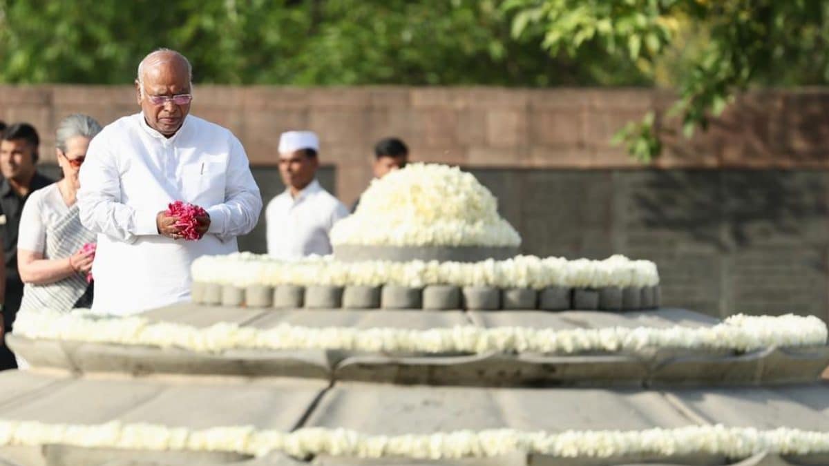 राजीव गांधी की पुण्यतिथि पर कांग्रेस नेताओं ने दी श्रद्धांजलि, कहा 'भारत का महान सपूत'
