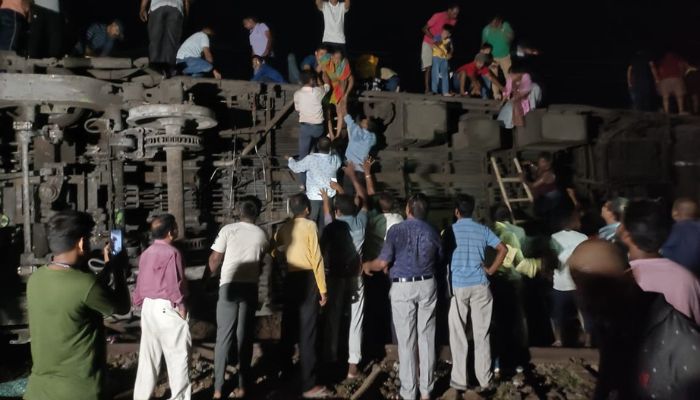 ओडिशा में दो यात्री ट्रेनों और एक मालगाड़ी के दुर्घटनाग्रस्त होने से करीब 50 लोगों की मौत, 400 से अधिक घायल