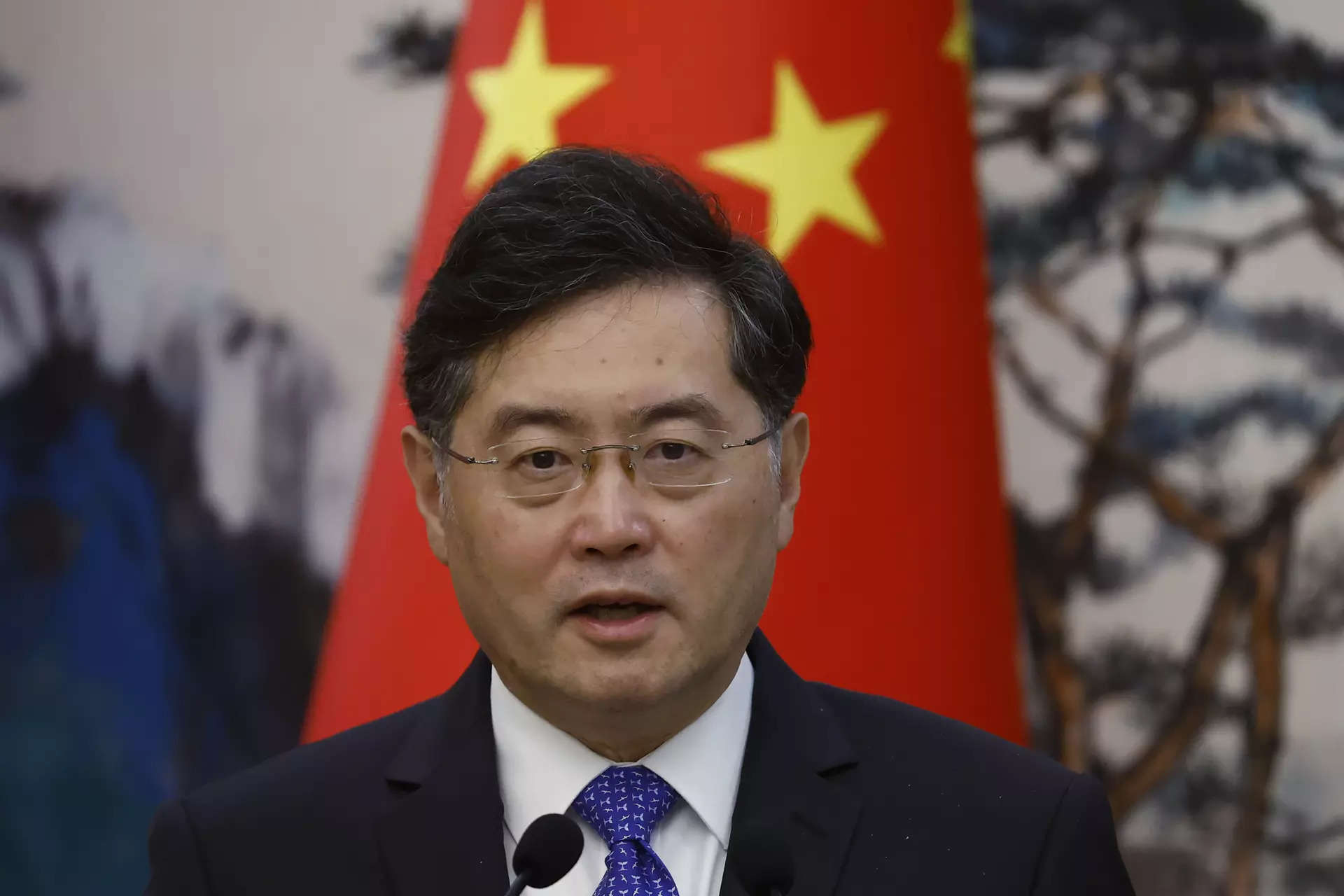 चीन ने 'लापता' विदेश मंत्री किन गैंग को बर्खास्त कर दिया, उनकी जगह उनके पूर्ववर्ती वांग यी को नियुक्त किया गया