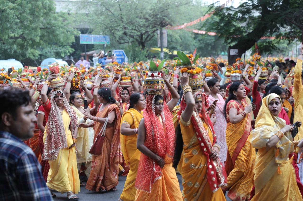 दिल्ली: 11,000 महिलाओं ने रंगारंग कलश यात्रा में भाग लिया