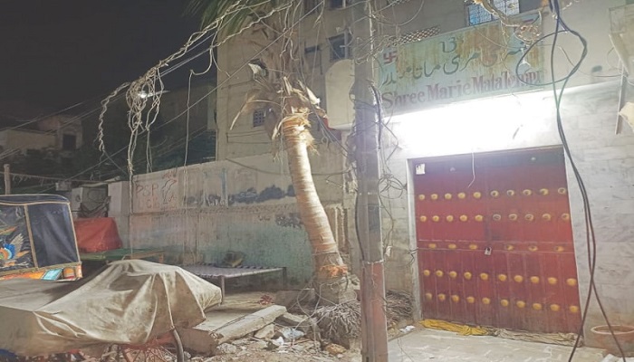 पाकिस्तान: प्रशासन ने तोड़ा पुराना हिंदू मंदिर, एक और मंदिर पर रॉकेट लॉन्चर से हमला