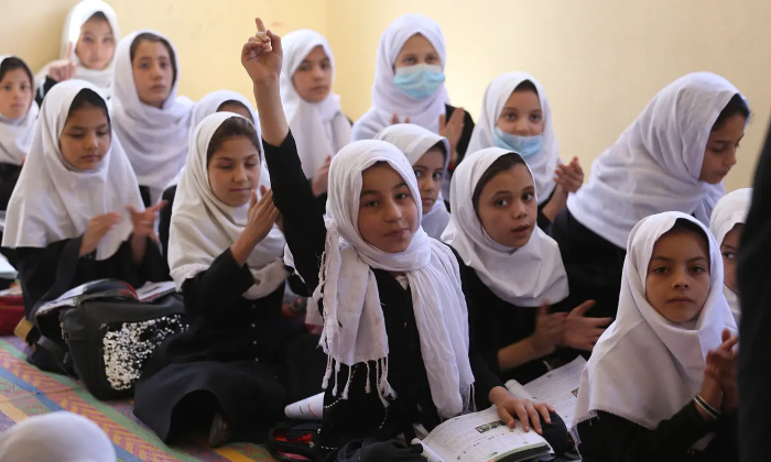 Afghanistan: Girls, women demand reopening educational institutes