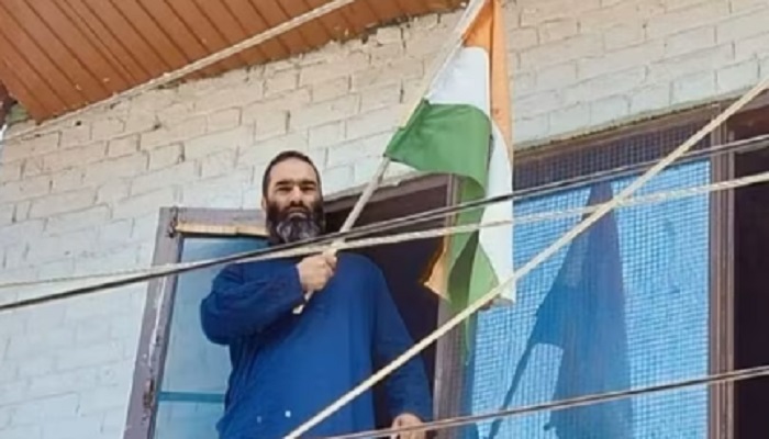Brother of Hizbul terrorist Javed Mattoo waves the Indian flag, says, "Saare Jahaan se acha Hindustan hamara”