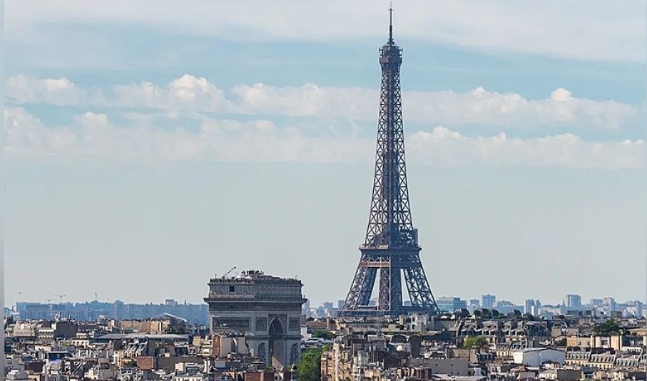 Eiffel Tower evacuated following a bomb threat