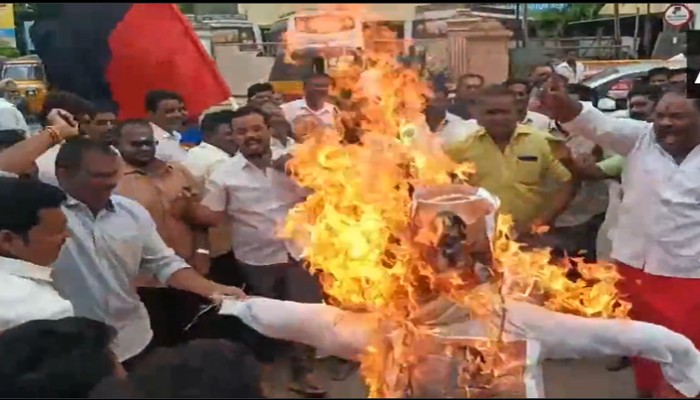 DMK cadre burn effigy of Ayodhya seer Paramhans Acharya over bounty on Udhayanidhi Stalin