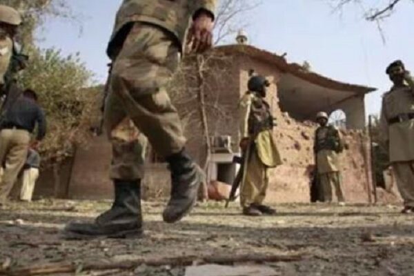 Tehreek-e-Taliban Pakistan attacks army posts killing 6 Pakistani soldiers